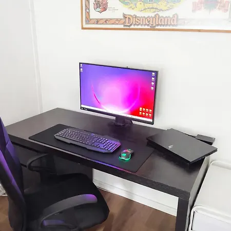 Appartamento Free Parking, Near Station - Cozy With Fully Equipped Kitchen And Work Desk