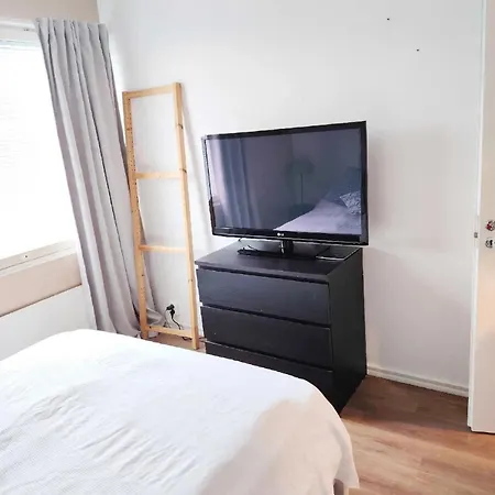 Free Parking, Near Station - Cozy With Fully Equipped Kitchen And Work Desk *