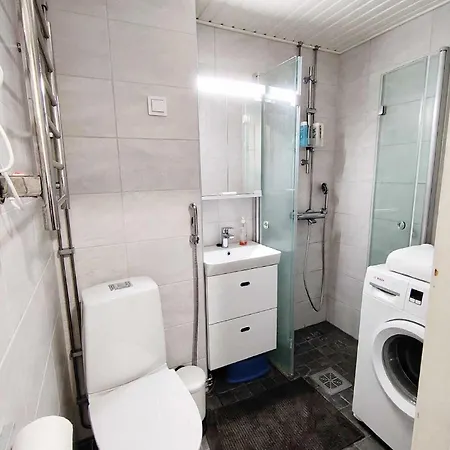 Free Parking, Near Station - Cozy With Fully Equipped Kitchen And Work Desk